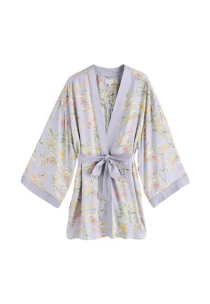 Jasnofioletowy szlafrok w stylu kimono w kwiaty, z szerokimi rękawami i wiązanym paskiem w talii.