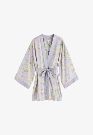 Világoslila virágos mintás kimono stílusú köntös, széles ujjakkal és megkötős derékpánttal.