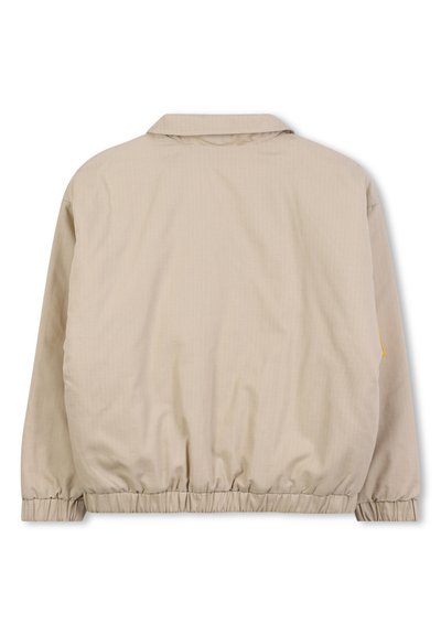 Veste beige avec un col, taille élastique et texture lisse arborant un motif en grille discret. Vue arrière, sans détails supplémentaires.