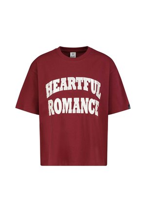 Weinrotes T-Shirt mit kurzen Ärmeln und weißem fettem Text "HEARTFUL ROMANCE" auf der Brust.