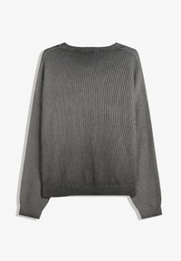 Grå strikket sweater med ribbet tekstur, der har en rund halsudskæring og let tilspidsede lange ærmer. Bagview viser strikmønsteret.