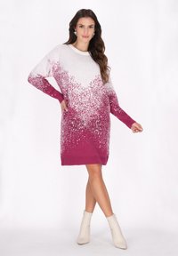 Rochie tricotată cu un gradient de la alb la vișiniu, embellisată cu paiete, cu mâneci lungi și o croială lejeră, asortată cu botine crem.