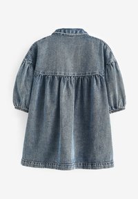 Denimkleid mit klassischem Kragen und Puffärmeln, das eine geraffte Taille und einen hellblauen Farbton aufweist. Der Stoff hat eine glatte Textur.