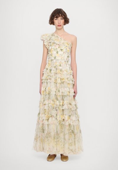 Une robe à imprimé floral, à une épaule, avec des volants à étages dans des couleurs pastel. Un tissu léger et transparent, orné de fronces et de motifs floraux.