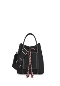 Bolso tote de cuero negro con cierre de cordón, superficie texturizada, rayas rojas y blancas en contraste, y correa de hombro ajustable.