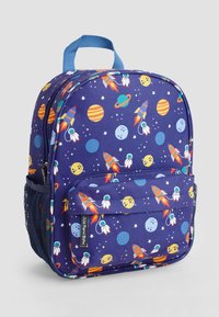 Laadukkaasti sininen reppu, jossa on avaruusaiheinen kuosi, johon kuuluu raketteja, planeettoja ja astronautteja. Sisältää etutaskun ja verkkomaisen sivupussin.