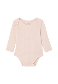 Hellrosa Langarm-Babystrampler aus strukturiertem Baumwollmaterial, mit einem runden Ausschnitt und Druckknopfverschluss im unteren Bereich für ein einfaches Windelwechseln.