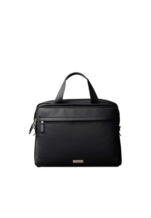 Borsa per laptop rettangolare nera con doppie maniglie, tasca frontale con cerniera e targhetta logo argento su sfondo bianco.