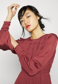 Forever New ROSA SHIRRED DRESS - Vestido de cocktail / Vestido de festa - poached pear