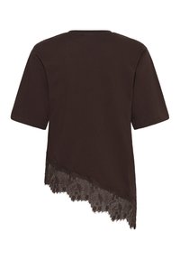 Haut marron foncé à manches courtes avec un ourlet asymétrique orné d'un galon en dentelle florale le long du bas sur fond blanc.
