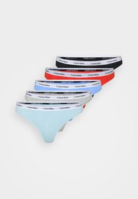 Calvin Klein trusesett med fem par i lys blå, grå, rød, svart og blå, hver med en myk, elastisk logo-livlinning.