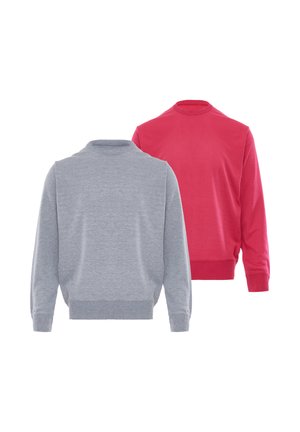 Twee effen sweaters met ronde hals van achteren gezien, één lichtgrijs voor en één rood daarachter.