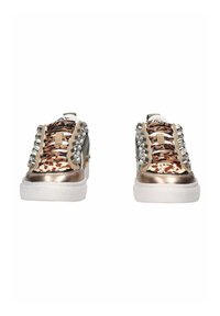 Sneakers in tela con stampa leopardata, dettagli metallici dorati, strass scintillanti sui lati e suole in gomma bianca.