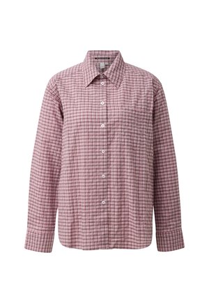 Chemise à manches longues à boutons avec un motif à carreaux rose et gris et un col pointu, présentée sur fond blanc.