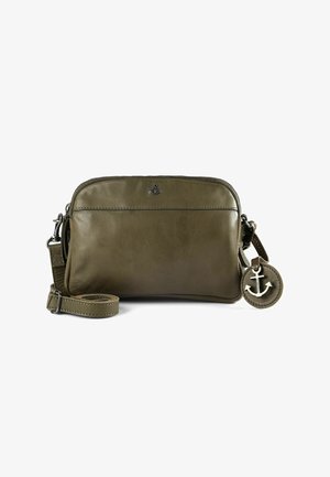 Bolso bandolera de cuero verde oliva con cierre de cremallera, correa ajustable y un colgante redondo con un logo de ancla plateada. Textura suave.