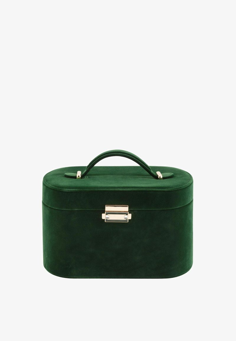 Zielone aksamitne etui do kosmetyków z złotymi okuciami, zaokrąglonym wieczkiem, płaską rączką i prostokątnym kształtem; gładka tekstura o jednolitym kolorze.