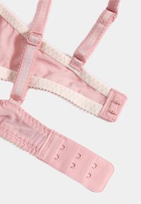 Roze beha met verstelbare banden, zachte mesh materialen, picot zoom en een driehaak sluiting op de rug. Beschikt over delicate stikdetails.