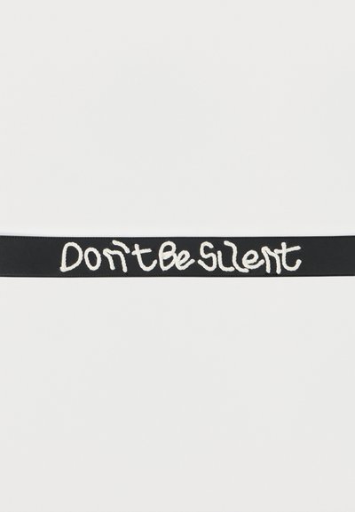 Cinto de tecido preto com texto bordado branco "Don't Be Silent" numa fonte casual e divertida, posicionado no centro do cinto.