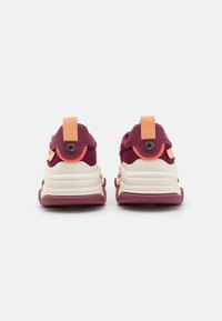 Bageste udsigt af sneakers med en burgunderrød mesh-overdel, beige mellemsål og orange detaljer samt robuste trækflapper.