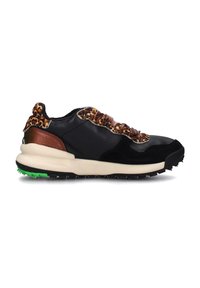 Sneaker nera con dettagli in stampa leopardata, toppa metallica marrone sul tallone, lacci marroni satinati, suola color crema e dettagli verdi sulla battistrada.