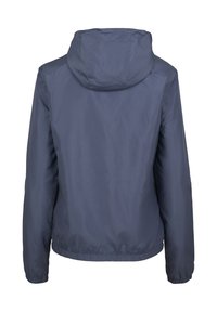 Tengerészkék vízálló kabát kapucnival, rugalmas mandzsettákkal és húzott szegéllyel a testhez simuló megjelenésért. Sima textúra, letisztult dizájn, látható logó nélkül.