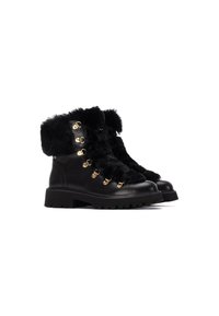 Botas de cuero negro con puño de piel sintética, ojales dorados y detalles de cordones. Suela de goma gruesa con perfil para tracción y durabilidad.