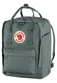 Zaino Fjällräven Kanken grigio realizzato in tessuto resistente, con tasca frontale, manico superiore e spallacci regolabili. Logo circolare sul davanti.
