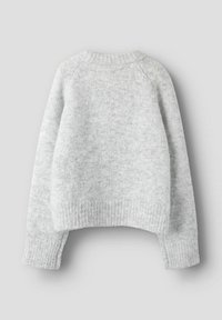 Pull gris clair en tricot avec manches longues, poignets, ourlet et encolure côtelés, présenté à plat sur un fond neutre.