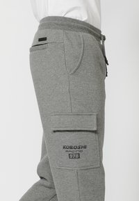 Koroshi LARGO - Donji dijelovi trenirke - gris medio vigoré   dark grey vigore