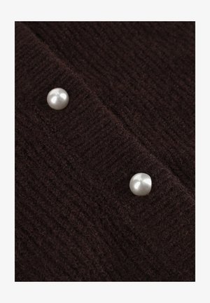 Donkerbruin gebreide stof met een gestructureerd patroon, voorzien van twee grote parelachtige knopen langs de rand.