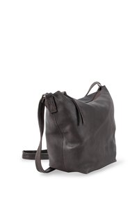 Borsa a spalla in pelle marrone scuro, dalla forma morbida, con chiusura zip, tracolla regolabile e dettagli tattili sottili. Senza hardware visibile.