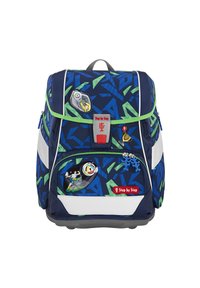 Zaino blu navy con motivi geometrici verdi, caratterizzato da vari patch a tema sportivo e un logo rosso prominente nella parte anteriore.