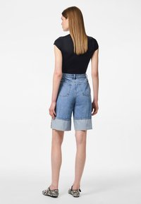 Pieces PCMINDY LOOSE - Calções - light blue denim