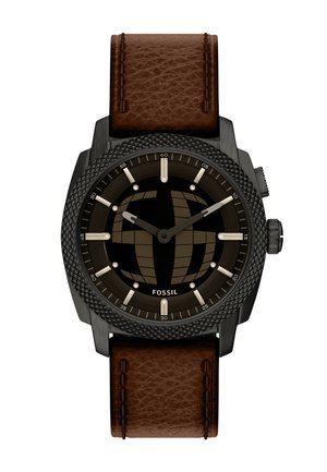 Herenhorloge van Fossil met een zwarte, textuurbezel, een donkerwijzerplaat met geometrisch patroon, zilverkleurige uurmarkeringen en een bruine leren horlogeband met stiksel.