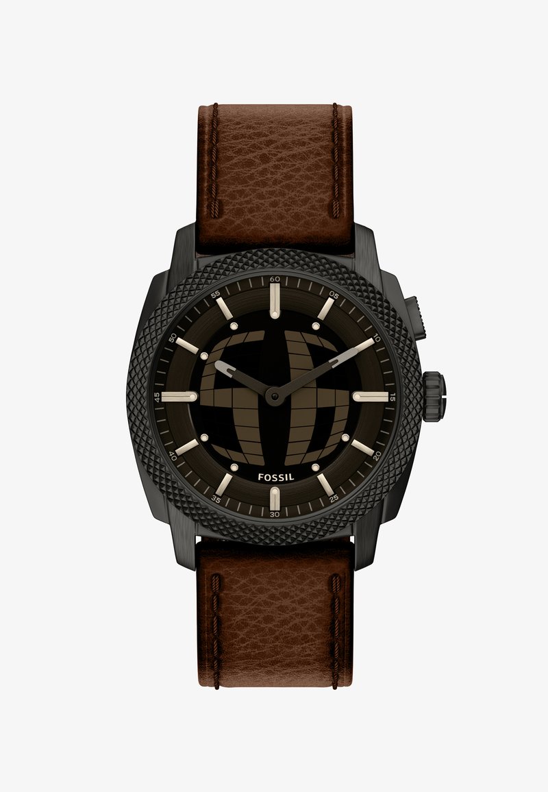 Montre-bracelet Fossil pour hommes avec lunette texturée noire, cadran foncé avec motif géométrique, index argentés et bracelet en cuir marron cousu.