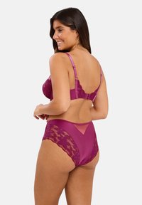 Ensemble de lingerie en dentelle et en mesh de couleur magenta foncé, avec des motifs floraux, des bretelles réglables et un slip taille haute avec des accents en dentelle.