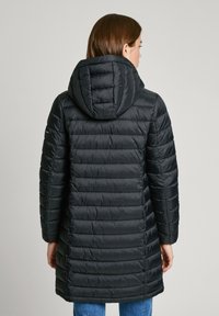 Zwarte gewatteerde jas met een quilted ontwerp, voorzien van een capuchon en lange mouwen. De stof heeft een glanzende afwerking en reikt tot halverwege de bovenbenen.
