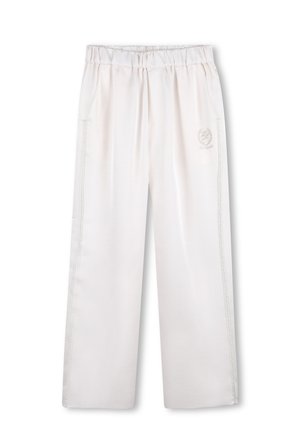 Pantalon blanc à jambes larges en tissu doux, équipé d'une taille élastique, de poches latérales et d'un logo brodé subtil sur la cuisse.