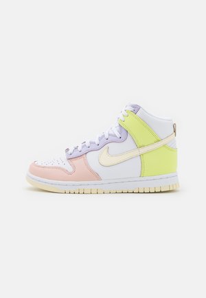Wysokie trampki z białą podstawą, pastelowo różowym noskiem, fioletową częścią sznurowadeł, neonowo żółtym piętą i beżowym logo Nike po boku.
