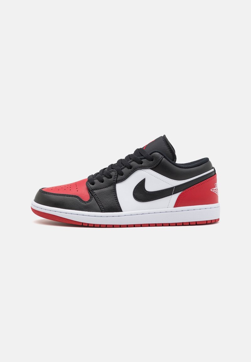Černé, červené a bílé kožené tenisky s nízkým designem, kulatou špičkou a černými tkaničkami. Mají výrazný černý Swoosh a logo na patě.