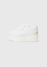 Sneakers platform bianche con materiale sintetico testurizzato, chiusura frontale con lacci, logo discreto e dettaglio dorato sul tallone. Finitura liscia e suola spessa.