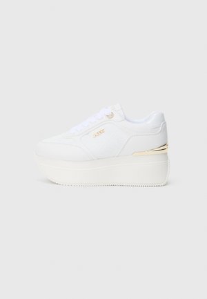Sneakers platform bianche con materiale sintetico testurizzato, chiusura frontale con lacci, logo discreto e dettaglio dorato sul tallone. Finitura liscia e suola spessa.