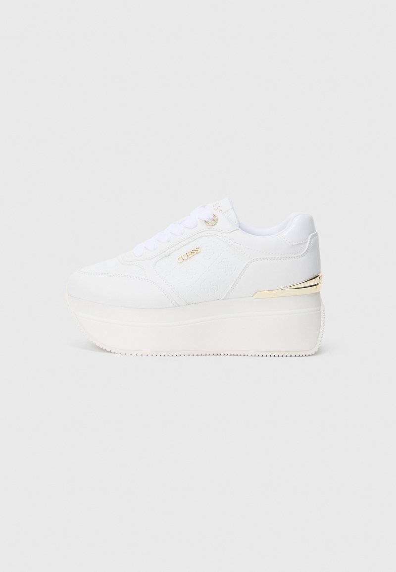 Sneakers platform bianche con materiale sintetico testurizzato, chiusura frontale con lacci, logo discreto e dettaglio dorato sul tallone. Finitura liscia e suola spessa.