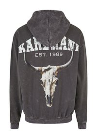 Sötét szürke kapucnis pulóver, a hátsó oldalán koponya grafika található, felette a "KARELLAND EST. 1989" fehér felirattal. Texturált anyag.