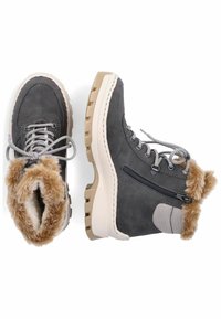 Bottines en suédine grises avec un col en fausse fourrure, panneau latéral texturé, semelle en caoutchouc beige contrastée et œillets en métal pour les lacets.