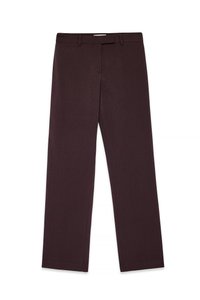 Pantaloni marroni su misura con un design a gamba dritta, texture liscia, passanti per cintura e parte frontale piatta con cuciture minime.