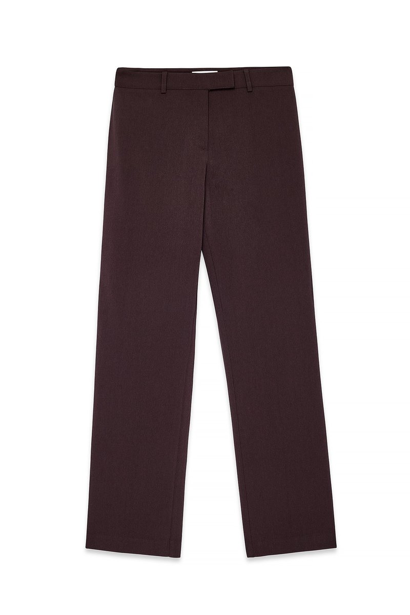 Pantaloni marroni su misura con un design a gamba dritta, texture liscia, passanti per cintura e parte frontale piatta con cuciture minime.