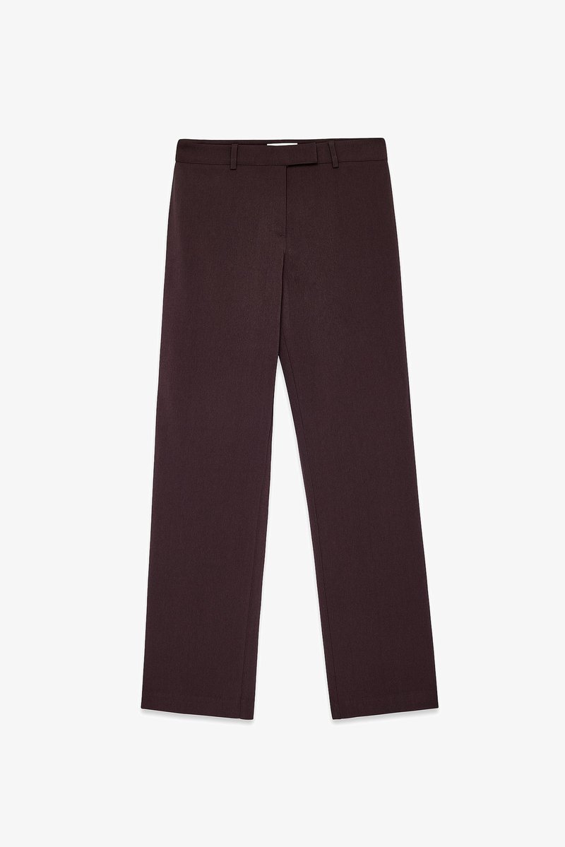 Pantaloni marroni su misura con un design a gamba dritta, texture liscia, passanti per cintura e parte frontale piatta con cuciture minime.