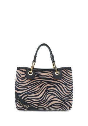Borsa a strisce zebrate nera e marrone con doppi manici superiori, hardware dorato e finitura liscia; dettaglio del logo sul lato inferiore.