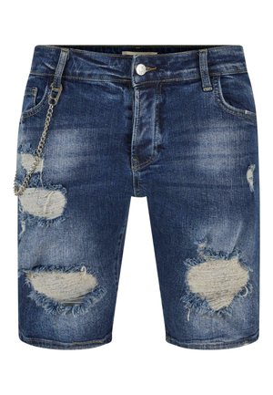 Shorts din denim de culoare bleu închis, cu rupturi uzate și margini descusute, având un lanț argintiu atașat de bucla pentru curea.